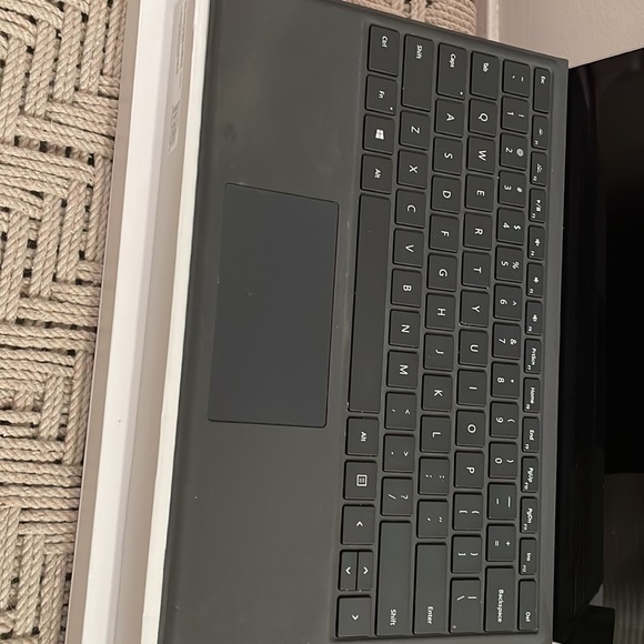 Microsoft Surface Pro 4 laptop. Box included. Like new - Picture 2 of 7